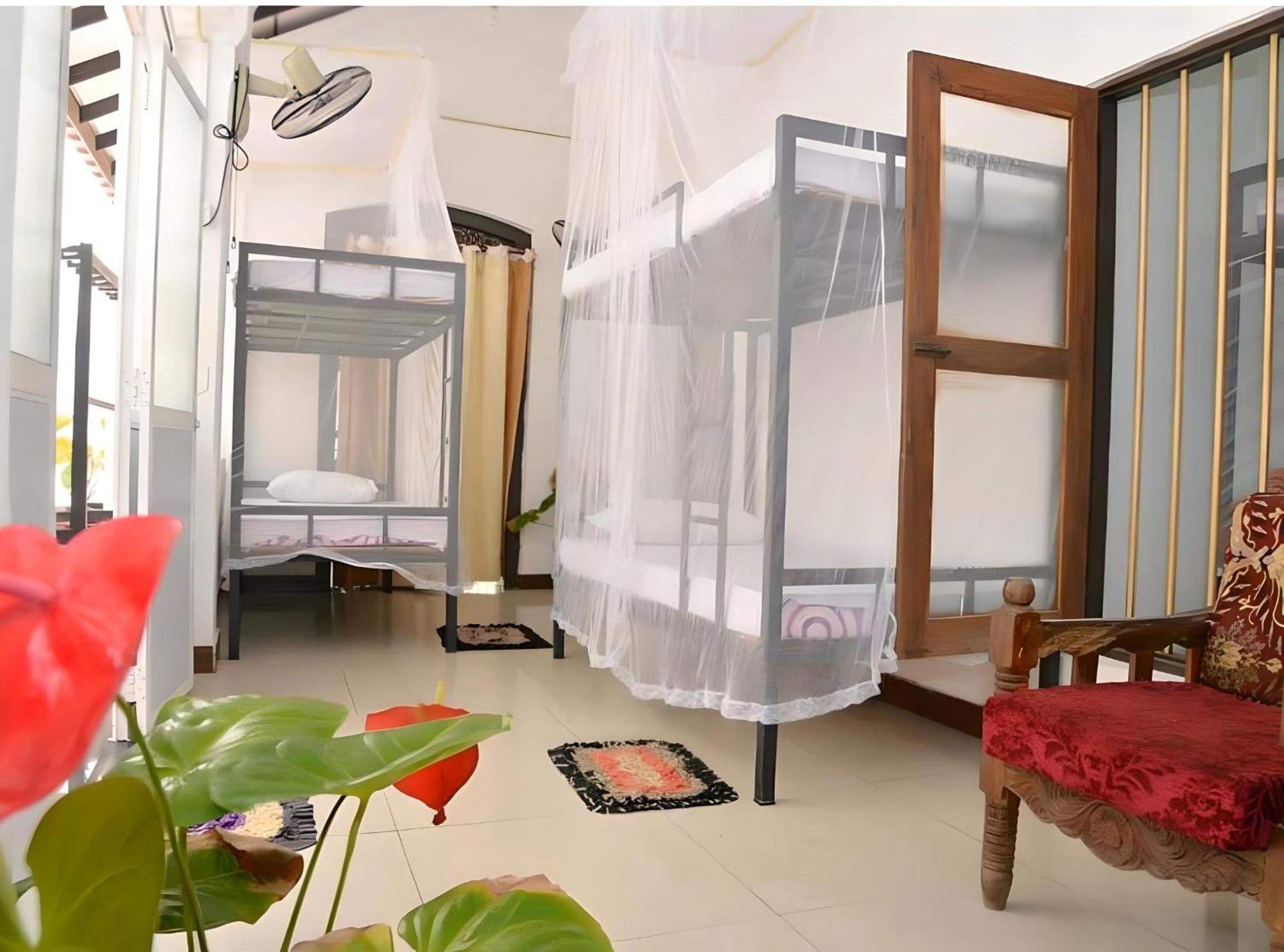Traveller'S Hostel Hikkaduwa Esterno foto